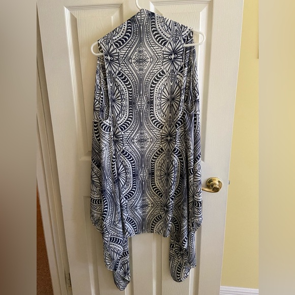 Navy and White Patterned Kimona - Picture 2 of 4